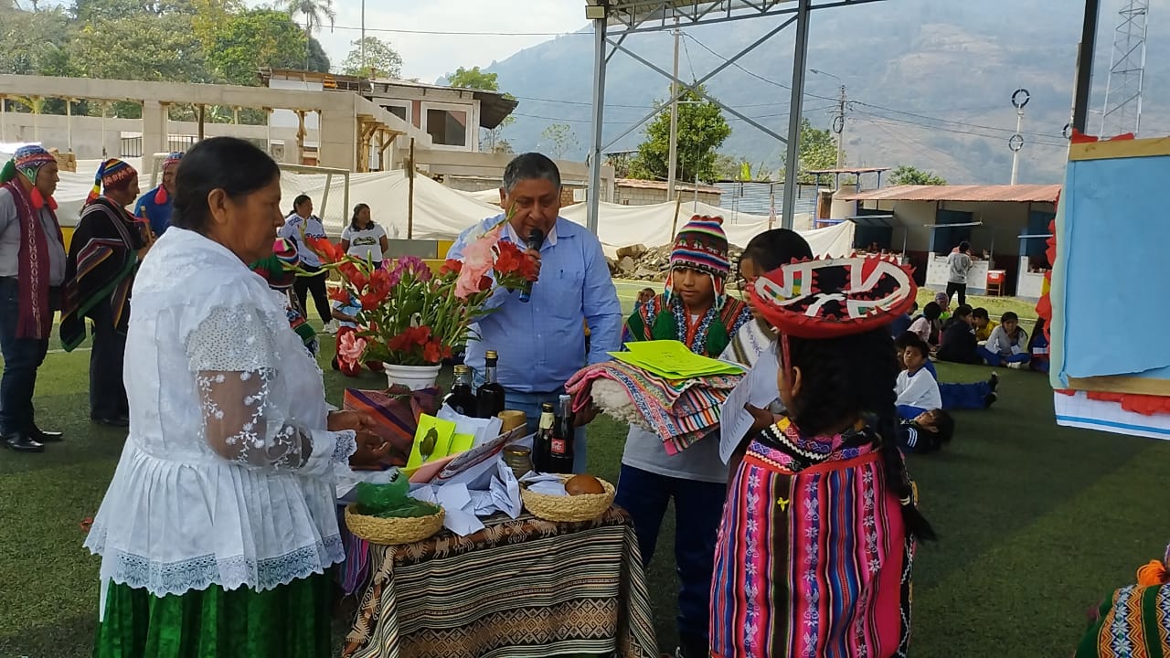 Ofrenda a la Pachamama en I.E. 50275 de Huyro y 50259 de Huayopata Rodeo